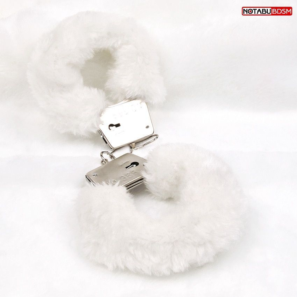 Белые меховые наручники на сцепке с ключиками (Цвет: белый)