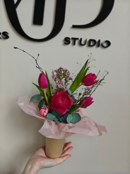 Стильная композиция с тюльпанами и ранункулусом