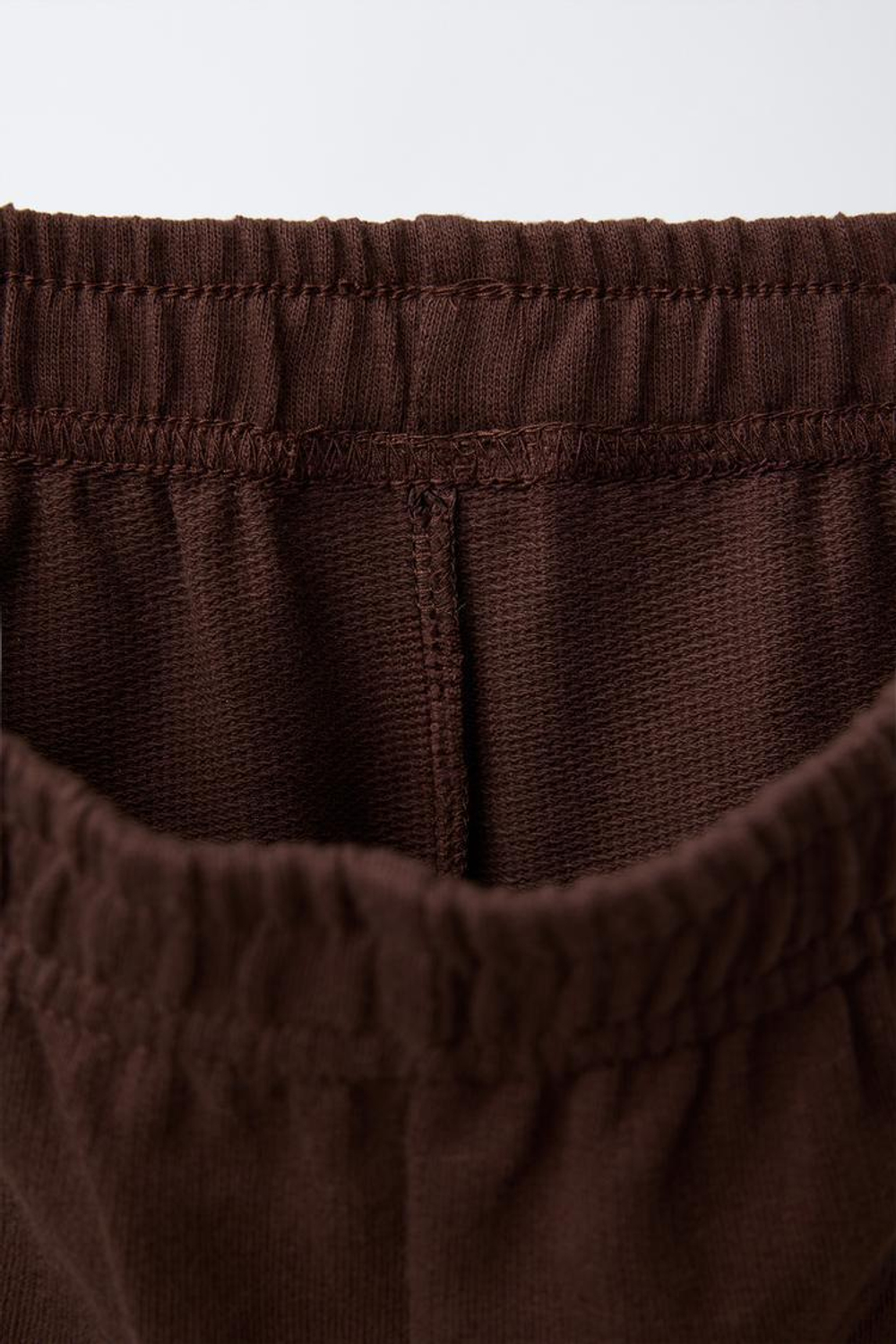 ZARA КОМПЛЕКТ ИЗ ФУТБОЛКИ И ШОРТОВ, КОРИЧНЕВЫЙ/ЭКРЮ