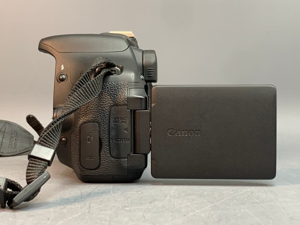 Canon 600D kit 18-55mm 3.5-5.6 IS ll 4.000 кадров