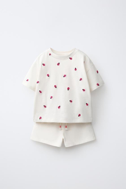 ZARA КОМПЛЕКТ ИЗ ФУТБОЛКИ И ШОРТОВ С ВЫШИВКОЙ, ЭКРЮ