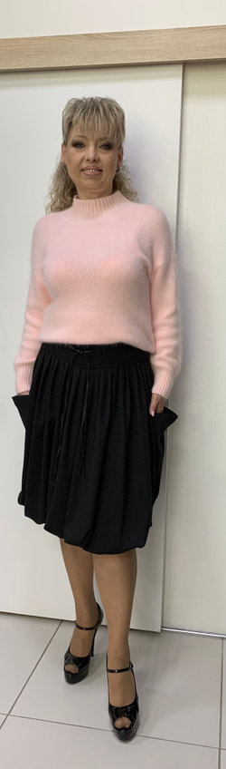 Теплая черная юбка в складку с кармашками