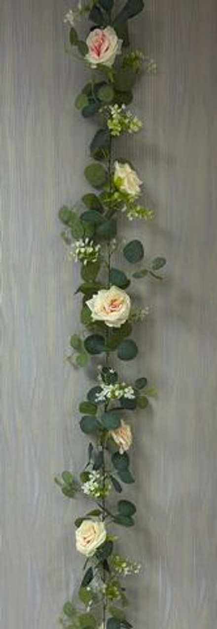 Лиана розы с эвкалиптом