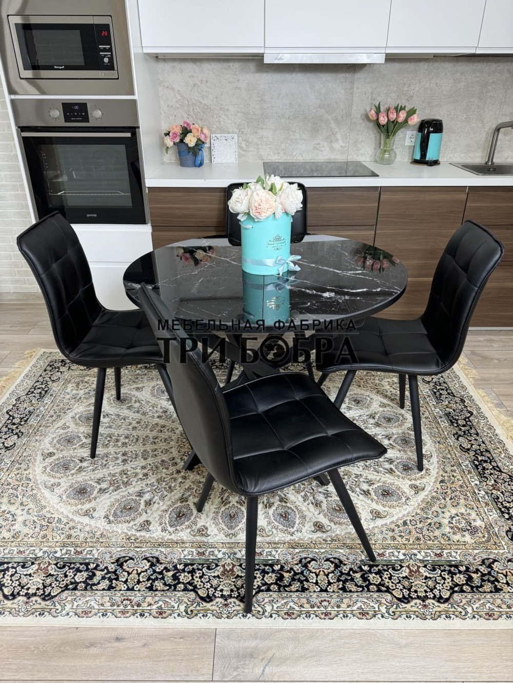 Круглый стеклянный раздвижной стол "Черный оникс" и стулья "ГУЧИ" черный