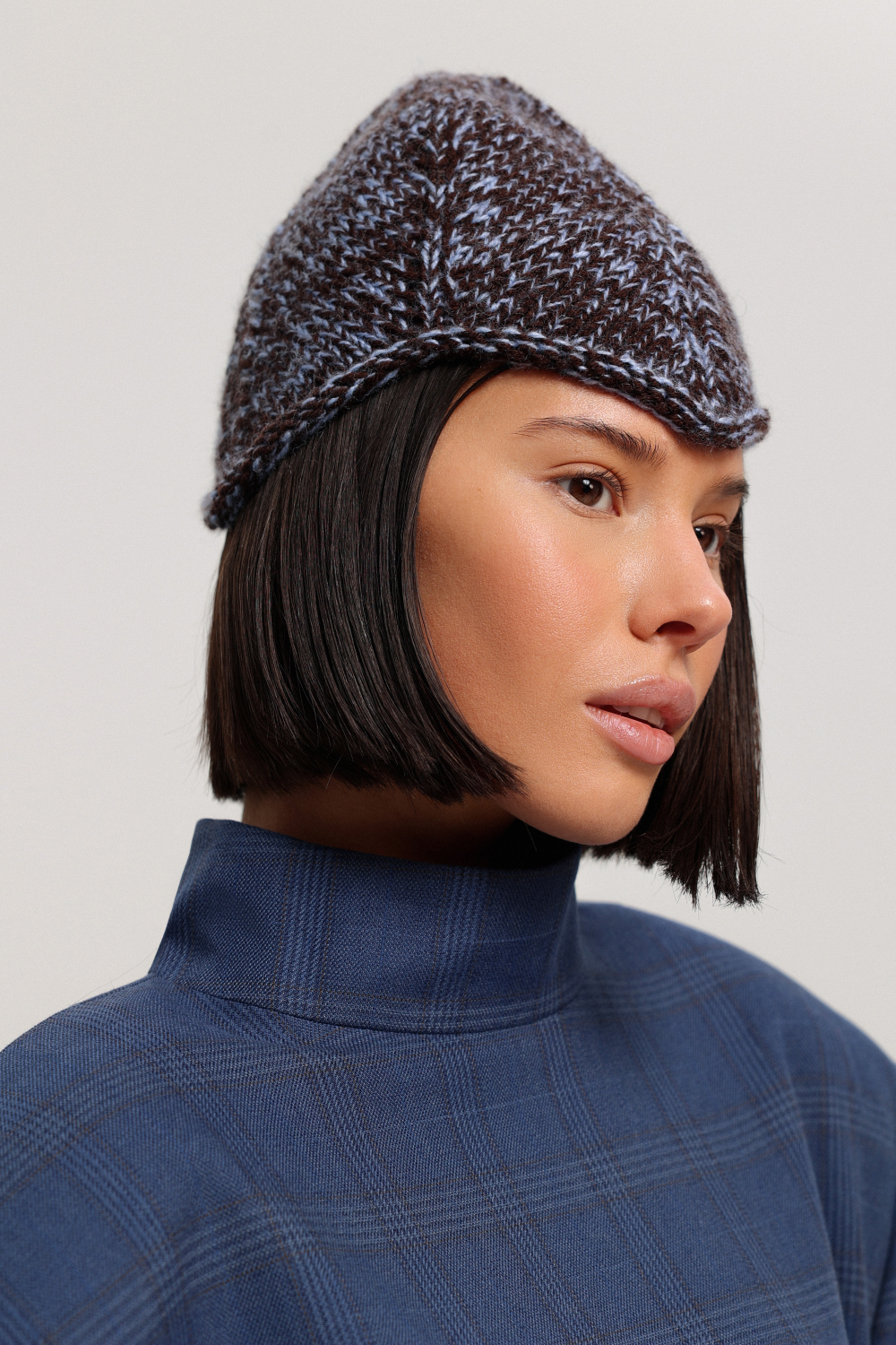 Вязаная шапка-шлем