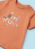 футболка с шортами и панамкой