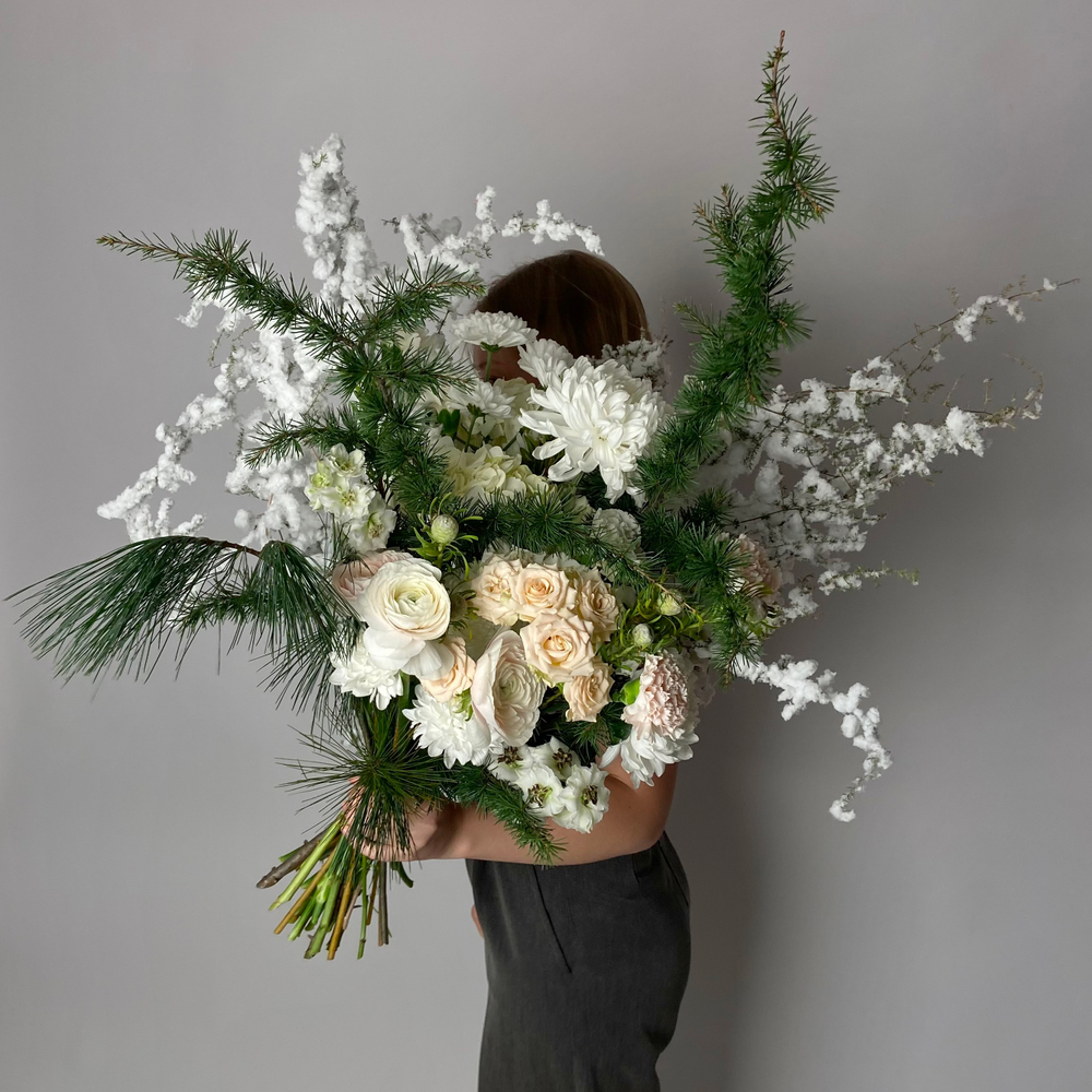 Букет с ветками хвои Снежная сказка