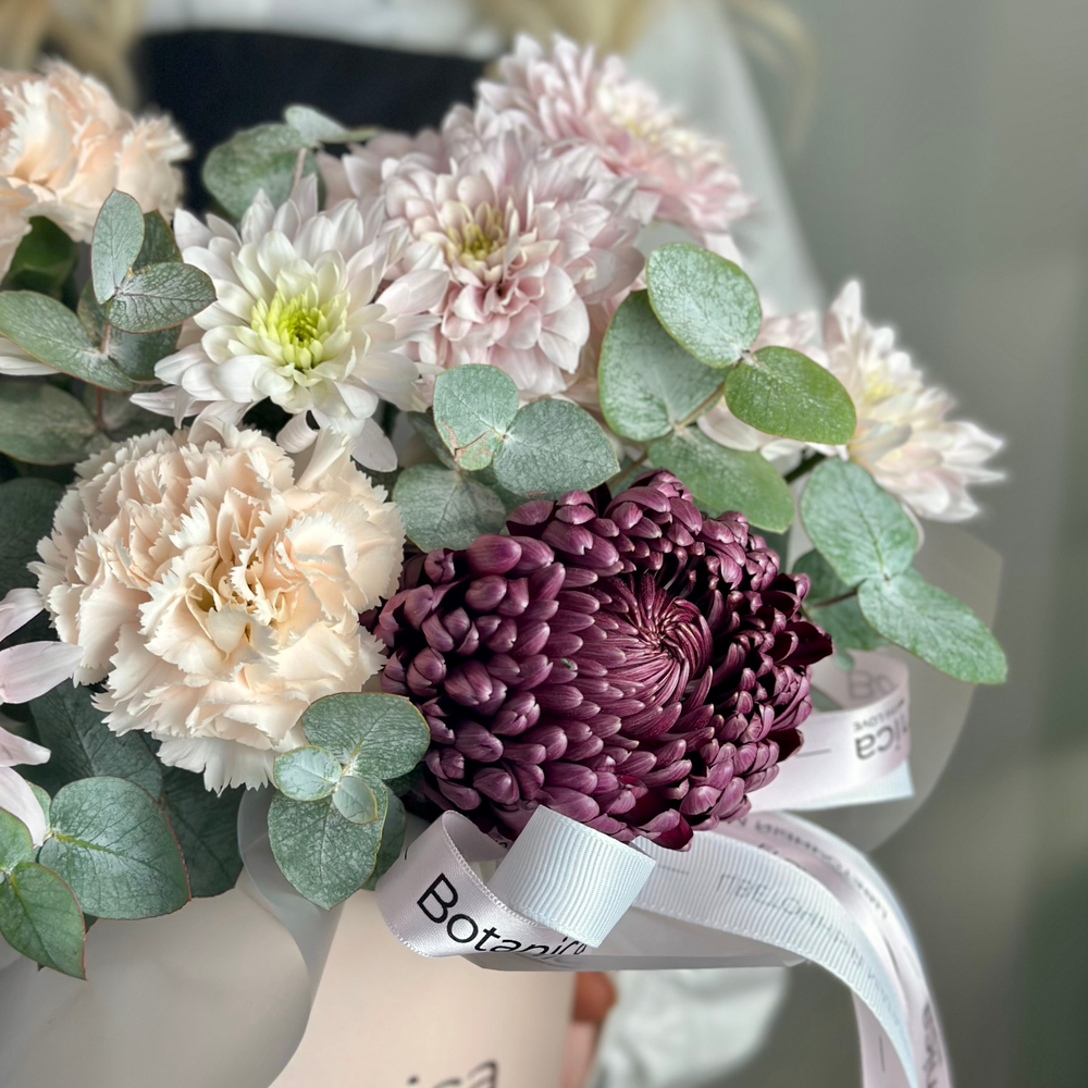 Цветочная композиция с хризантемой Бигуди , диантусами и розовой хризантемой Балтика 71120253