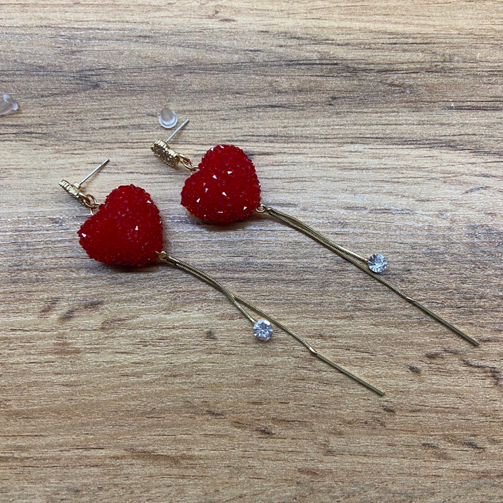 Серьги-гвоздики четырехлистник стразы подвеска Красное сердце 2 цепочки с палочкой и кристаллом металл золотистый