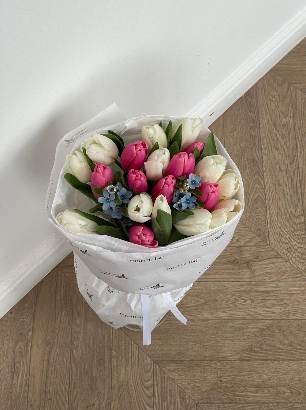 Букет из 21 тюльпана белого, розового цвета и незабудок