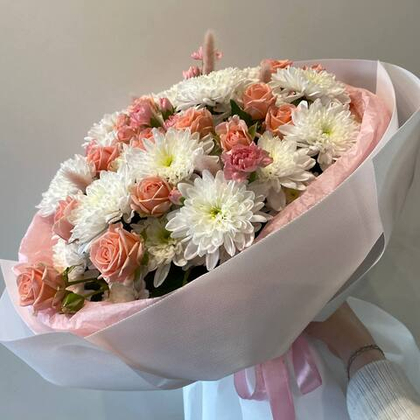 Пышный букет с нежными кустовыми розами