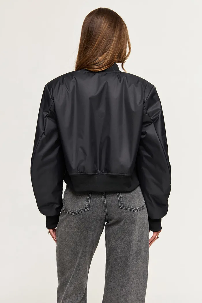 Укороченный бомбер черного цвета