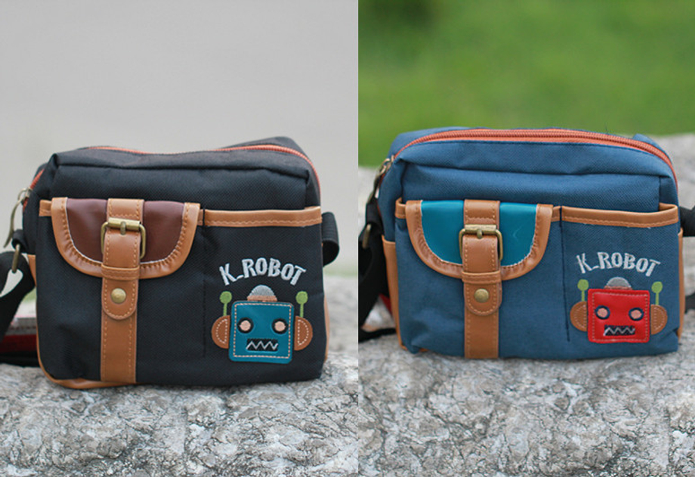 Сумка-пенал на молнии с аппликацией и ремешком на клапане кармана