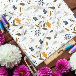 Ткань ниагара болотные листья и цветы на белом фоне