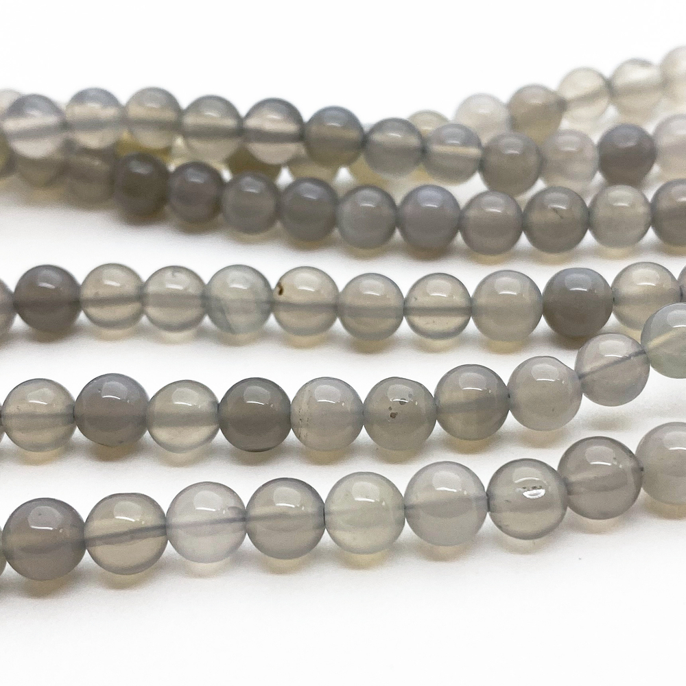 Халцедон бусины, диаметр 6-6,3 мм, цена за 29-30 шт (1/2 нити)