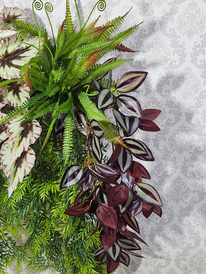 Искусственная зелень в деревянном настенном кашпо