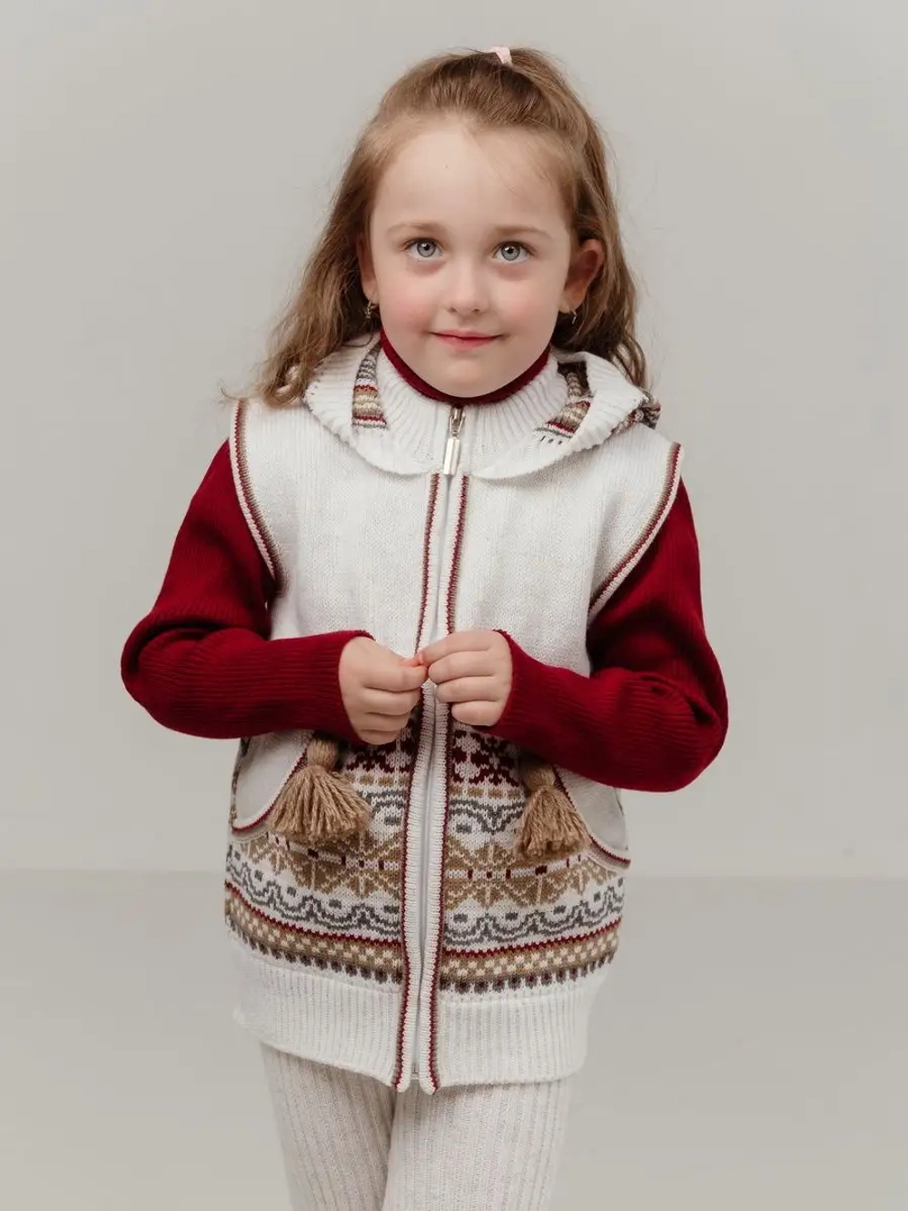 Жилетка вязаная с капюшоном