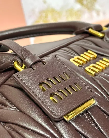 Сумка MIU MIU Arcadie matelassé из кожи наппа, темно-коричневый