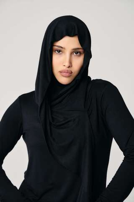 Лонгслив с капюшоном черный