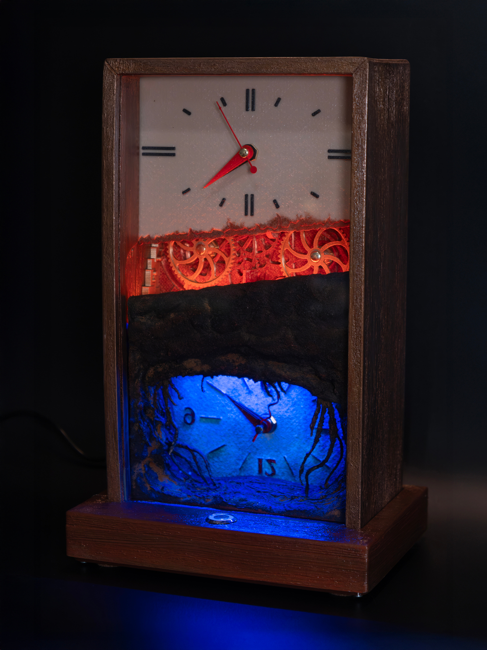 Настольные часы "Изнанка" - арт-объект с двумя циферблатами и подсветкой