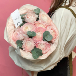 Моно букет из 9 ранункулусов и эвкалипта  80220263