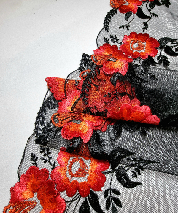 Вышивка на сетке красные цветы на чёрном К117 правая