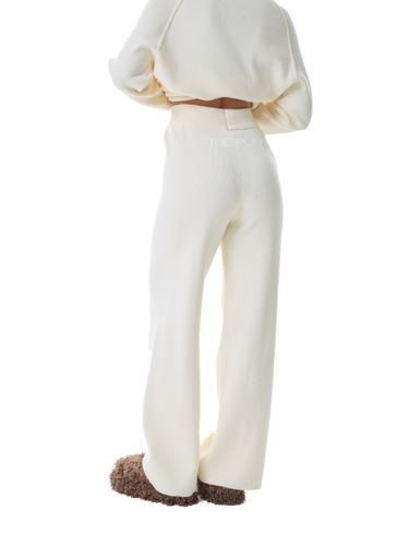 Трикотажный костюм с брюками молочного цвета