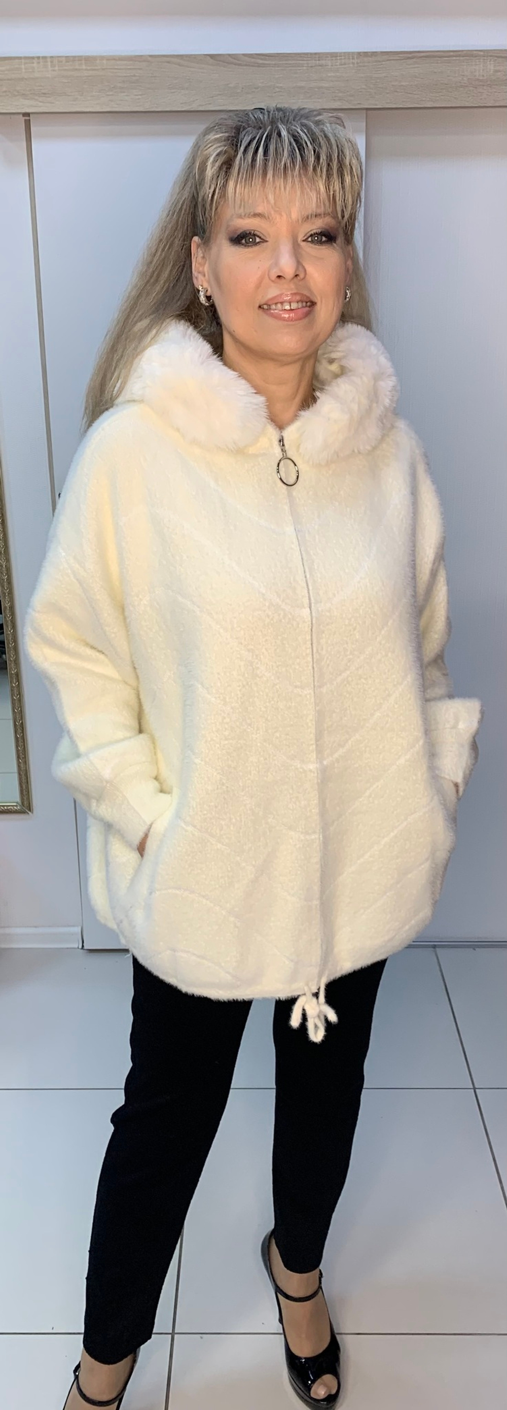 Белый жакет-куртка из альпака с капюшоном