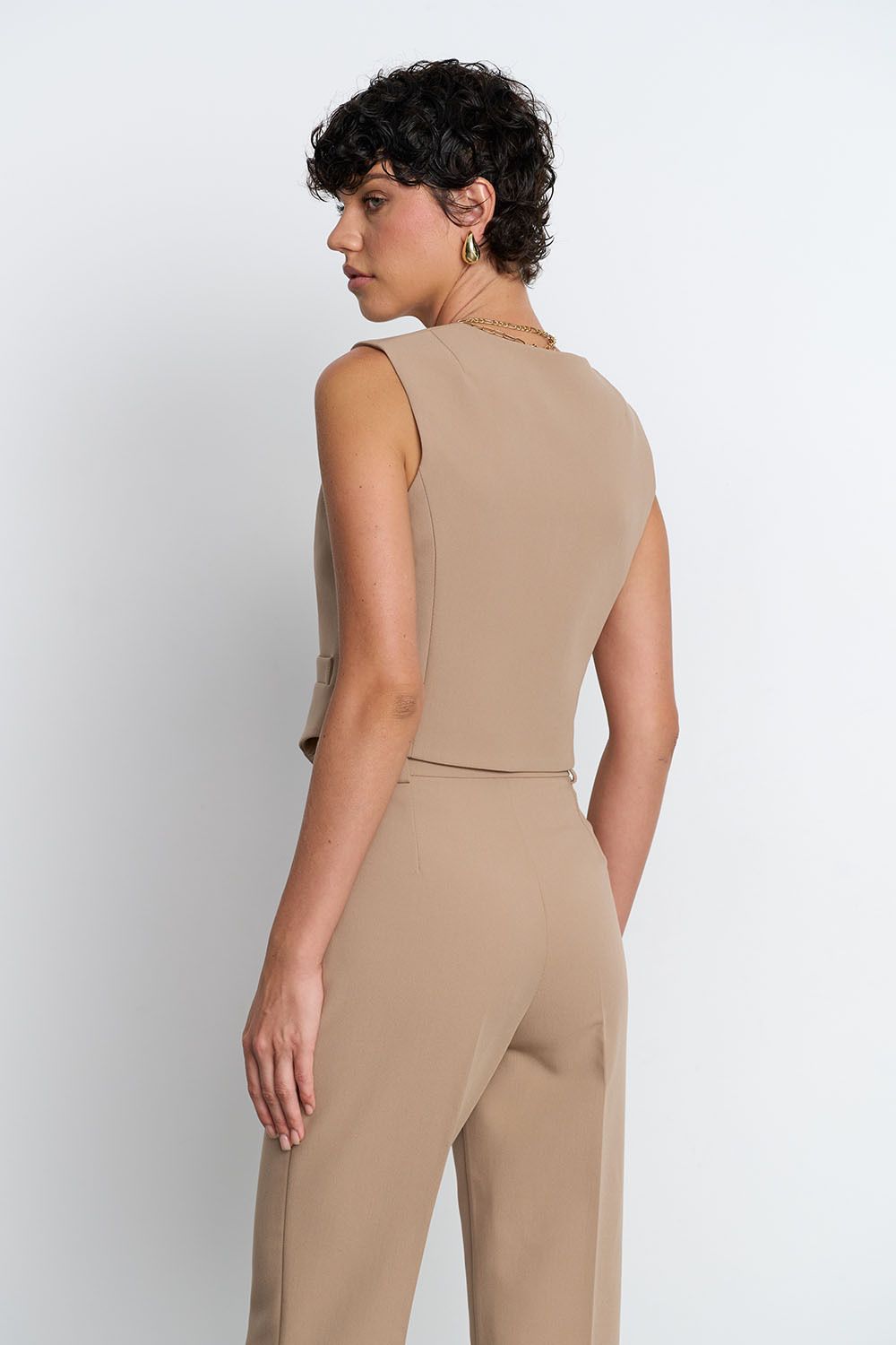 Жилет костюмный цвета капучино