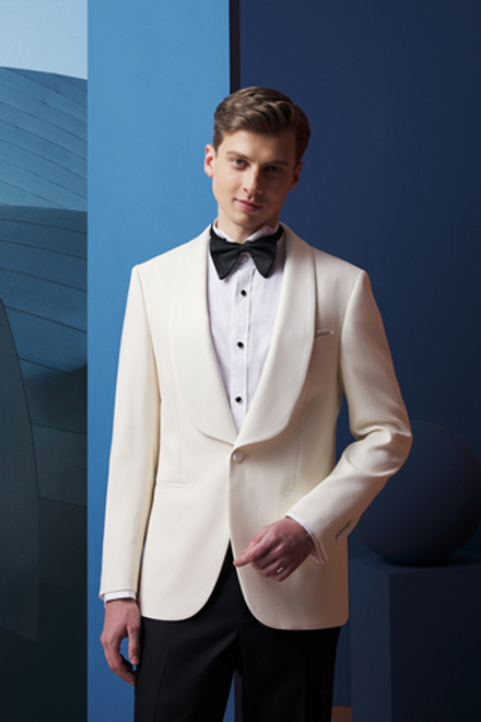 Белый смокинг с широким шалевым воротником.
