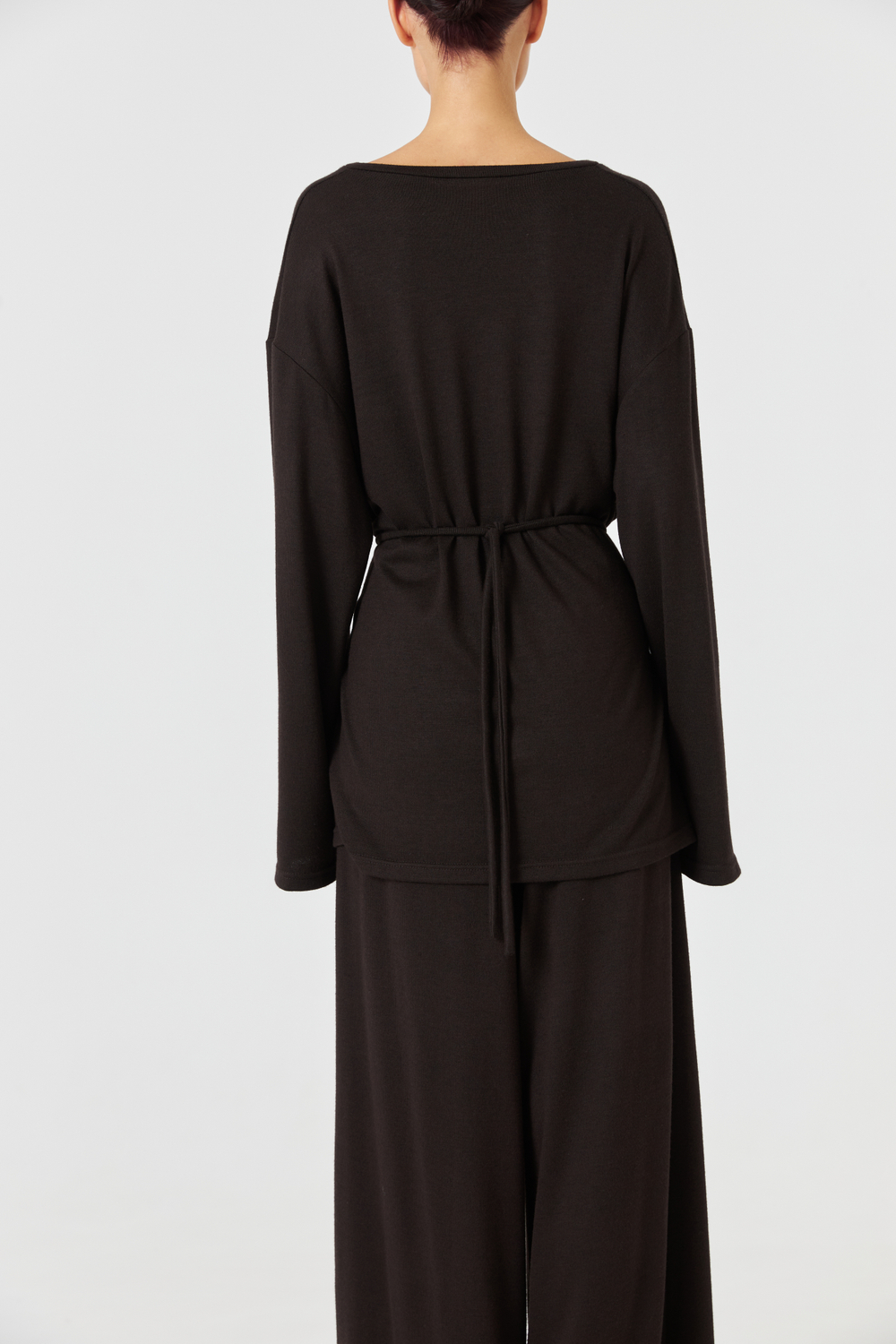 Лонгслив с V-образным вырезом