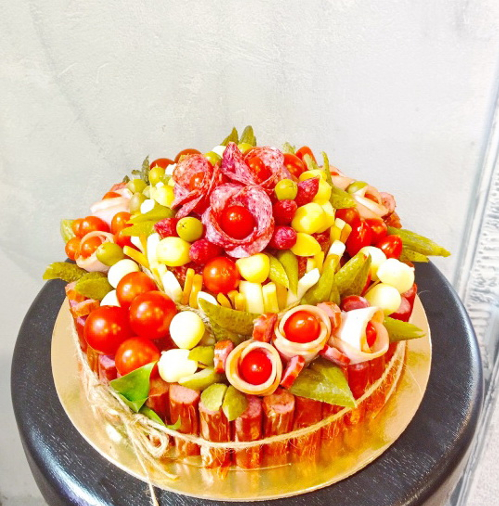 Торт с колбасками, сыром, черри, корнишонами и оливками