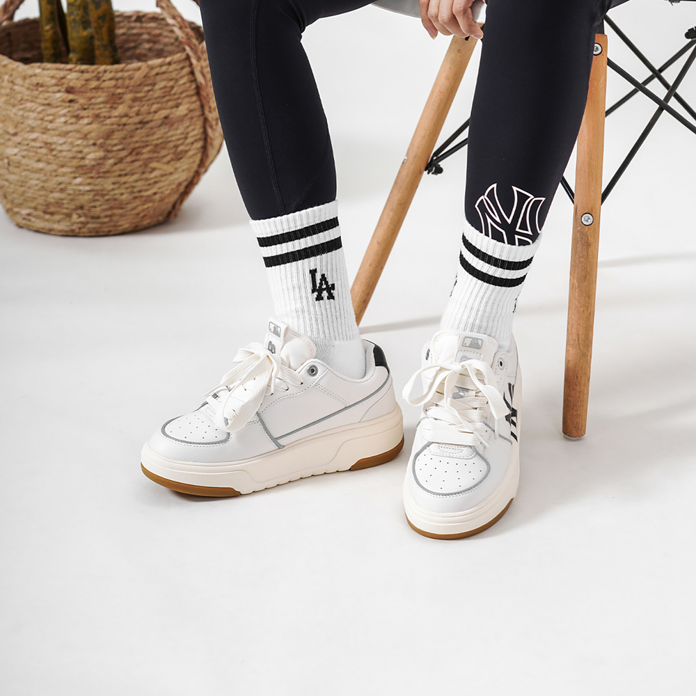 MLB Chunky Liner retro thick-soled casual sneakers for men and women with the same ivory white low-cut