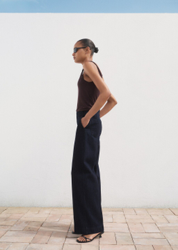 Джинсы с широкими штанинами и высокой посадкой