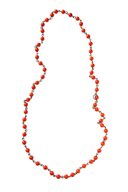 Стильные бусы из красного коралла