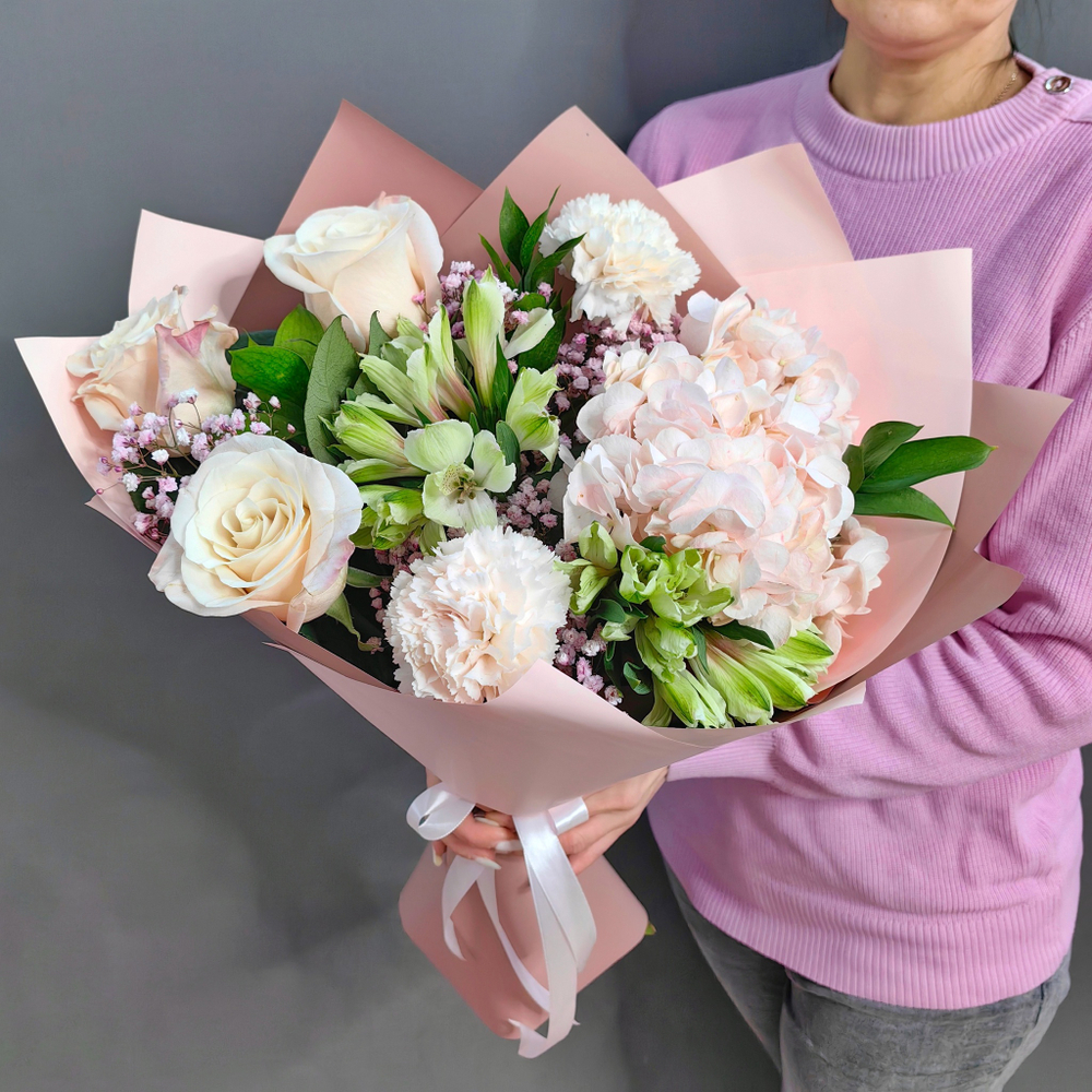 Авторский букет с розовой гортензией