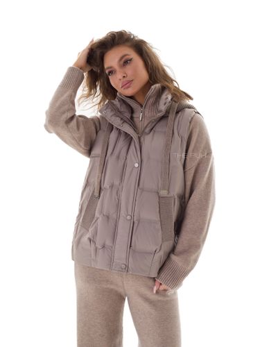 Пуховый жилет с вязаным капюшоном в цвете капучино