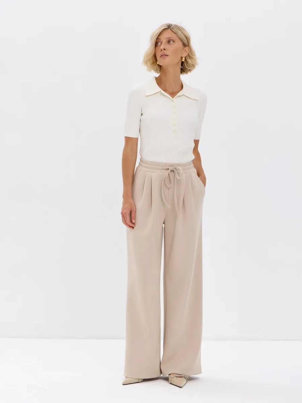 Широкие демисезонные брюки-палаццо со складками