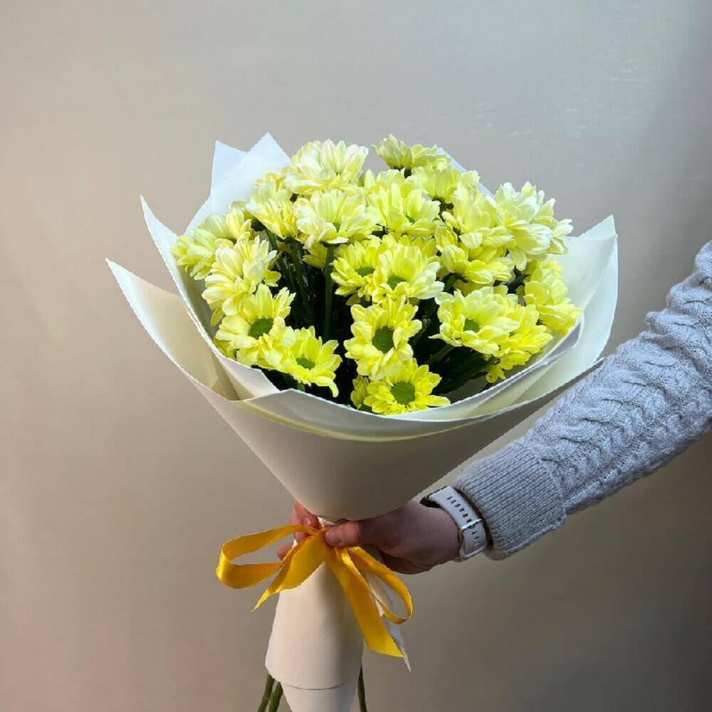 Букет из жёлтых ромашек кустовых хризантем в упаковке фоамиран