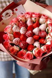 Букет из клубники в шоколаде и цветов Classic Розовый фламинго