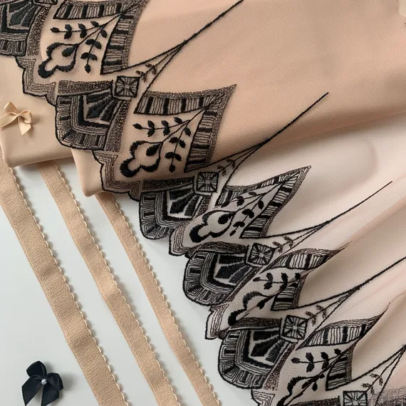 Вышивка на сетке черная/телесная 22 см