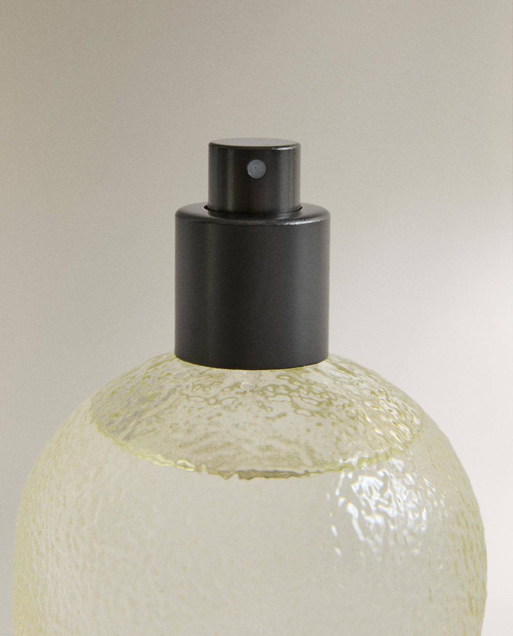 Zara Home Ароматический спрей для тканей и одежды Vetiver Melon 190 мл, освежитель, аромат древесный