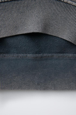 ZARA ТОЛСТОВКА С ЭФФЕКТОМ ПОТЕРТОСТИ И ПРИНТОМ «КУКЛА, СЕРЫЙ»