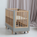 Детская кроватка Фабрика Облаков Onlybaby Scandi маятник продольный серый