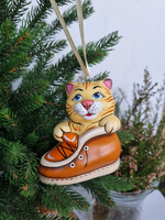 Котик в ботинке ёлочная игрушка из фарфора