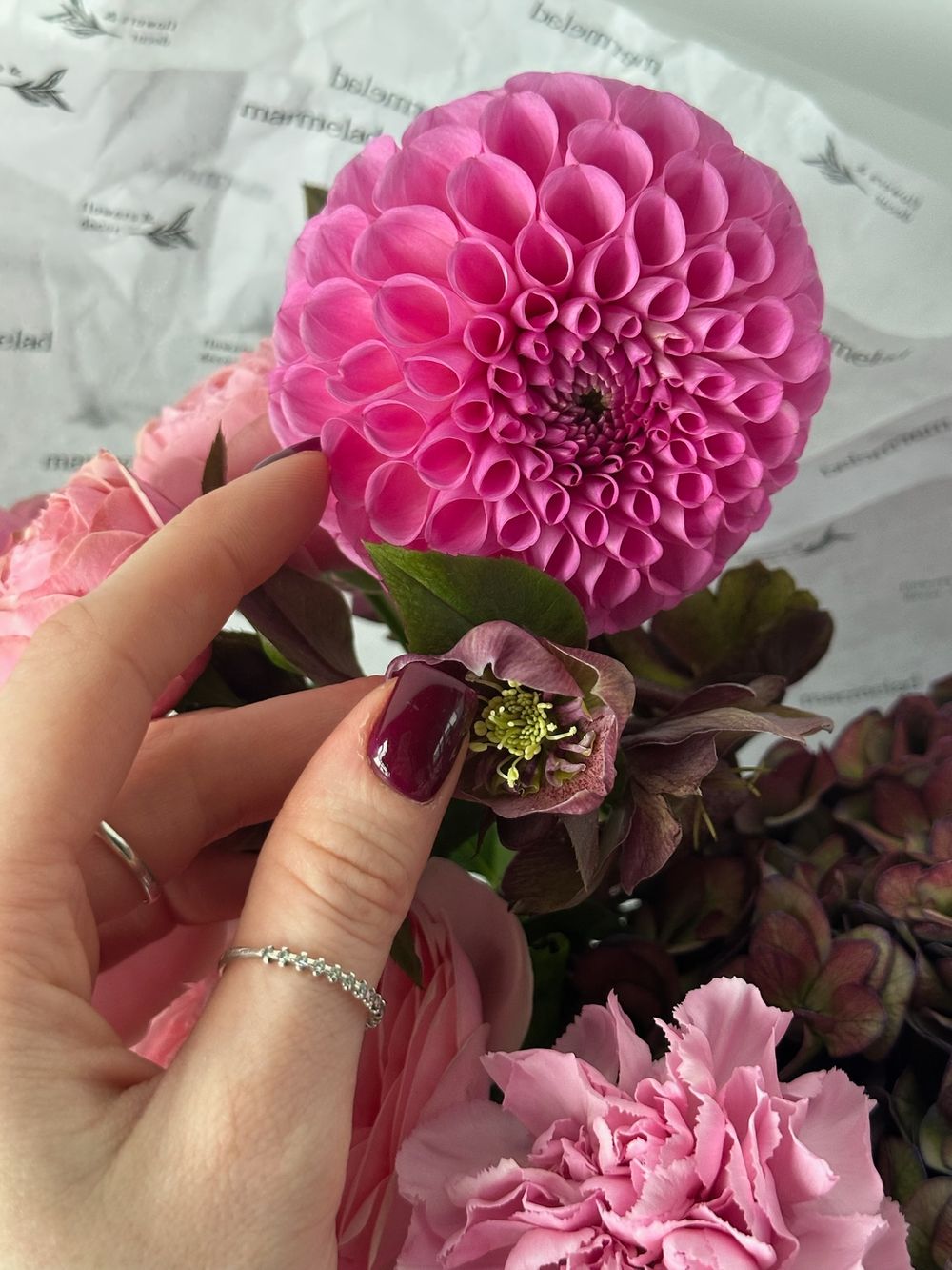 Букет сборный из гортензии, кустовой пионовидной роза и хелеборуса