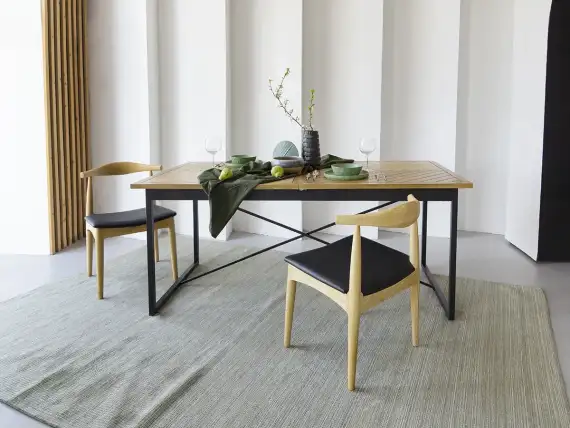 Стул Elbow, светлый массив вяза, черная экокожа