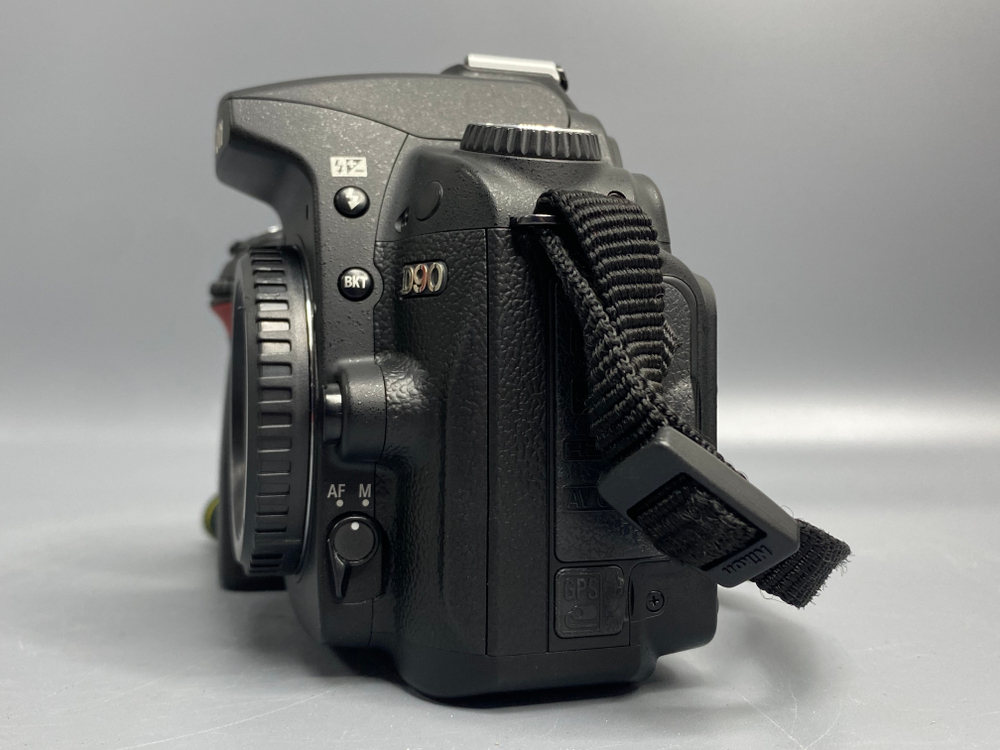 Nikon D90, зеркало не фиксируется
