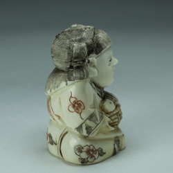 Нэцкэ Девушка с корзиной еды