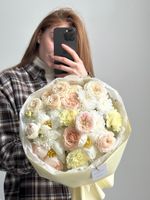 Букет из кустовых пионовидных роз, хризантемы, диантусов и тюльпанов